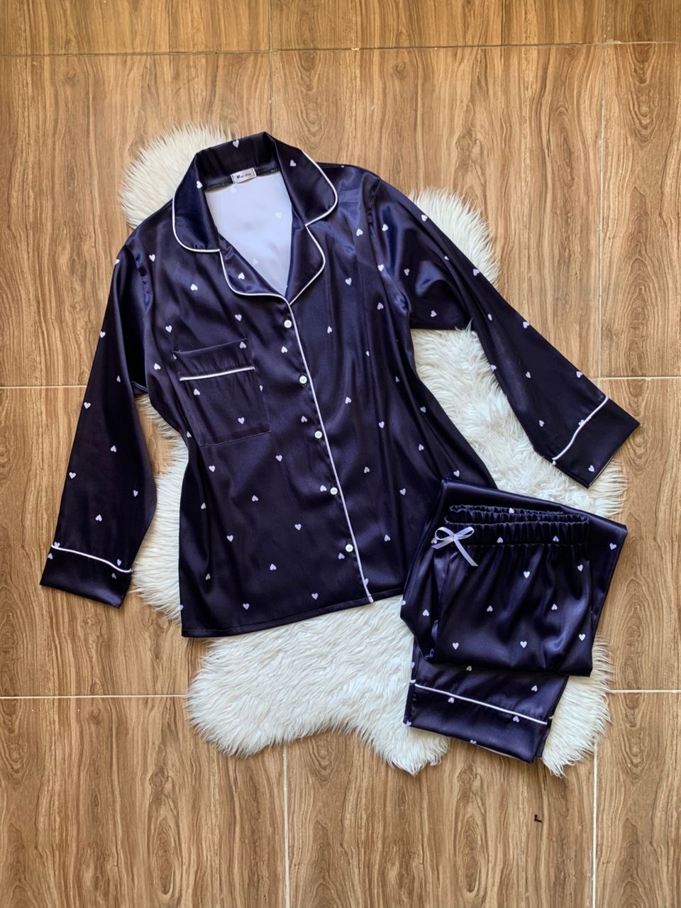 ست بلوز شلوار زنانه ساتن سورمه ای قلب سفید