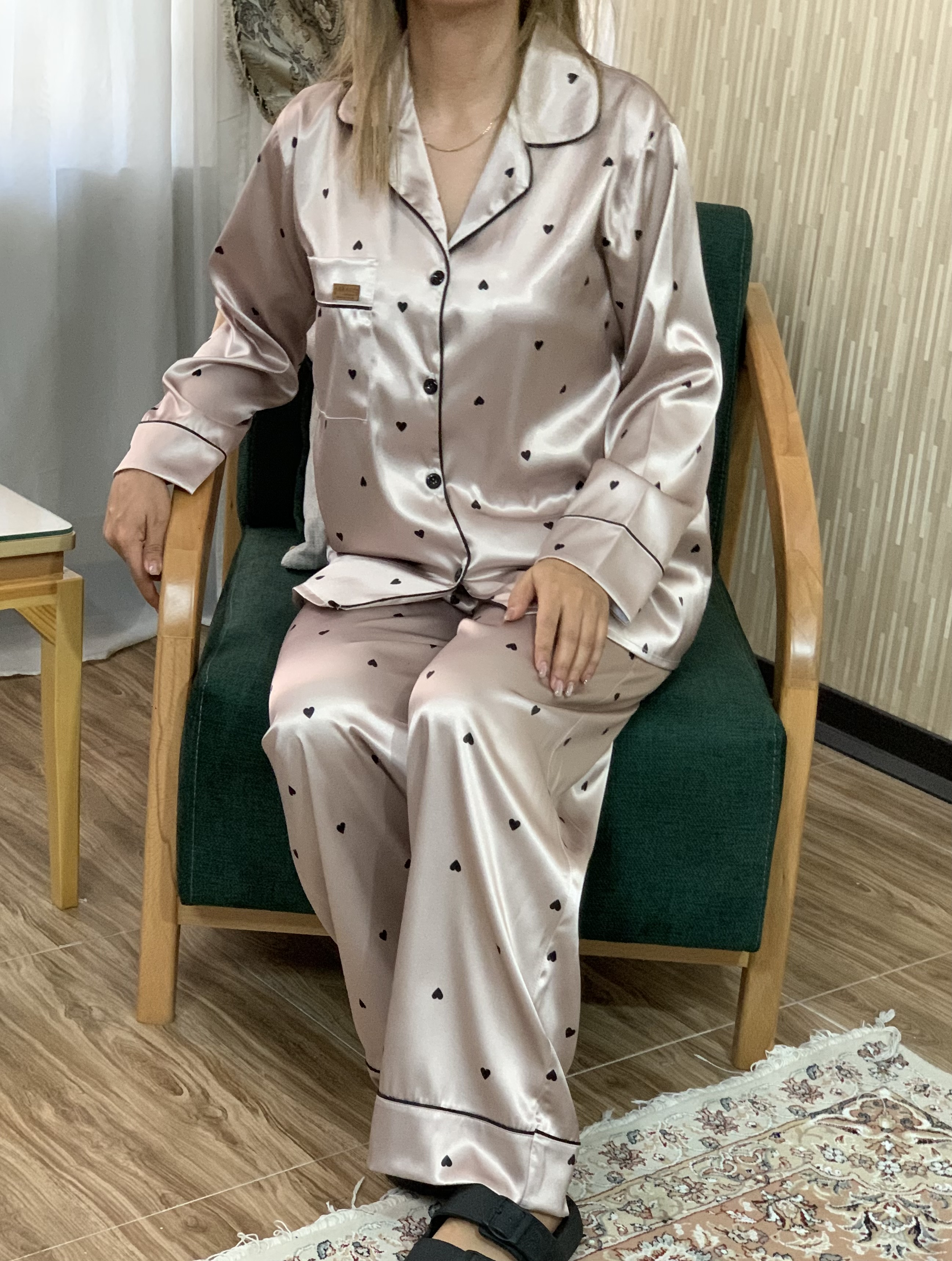 ست بلوز شلوار زنانه ساتن نسکافه ای قلب مشکی